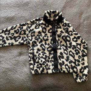 NWT Old Navy white with gray leopard
print button up long sleeve fleece jacket